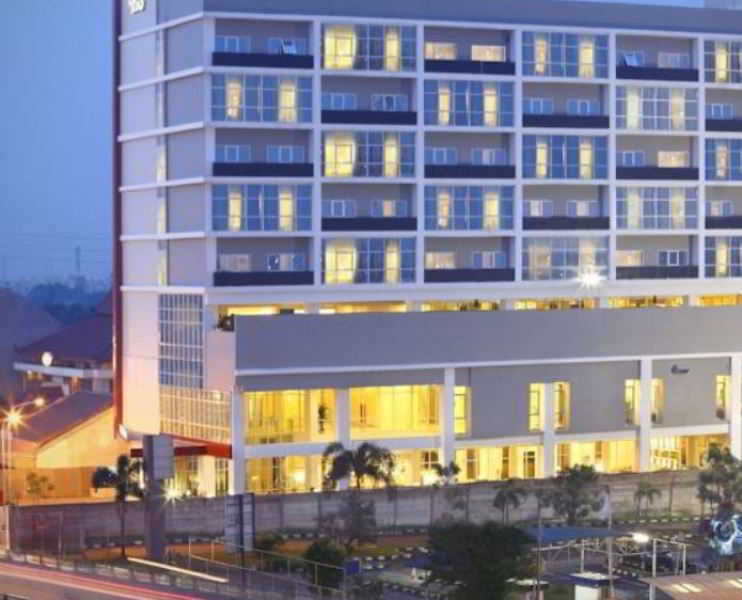 Hotel Santika Чикаранг Экстерьер фото